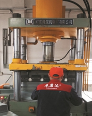 四柱液压冲床